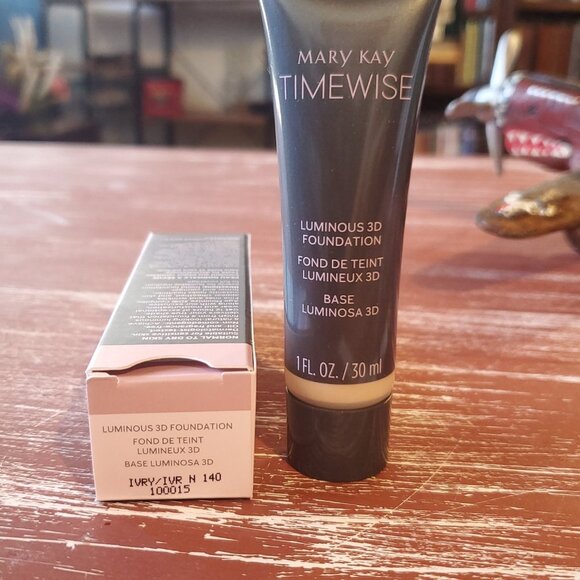 Ivory N 140 (Neutral) Luminous 3D Foundation Normal to Dry Skin TimeWise® - Picture 2 of 4